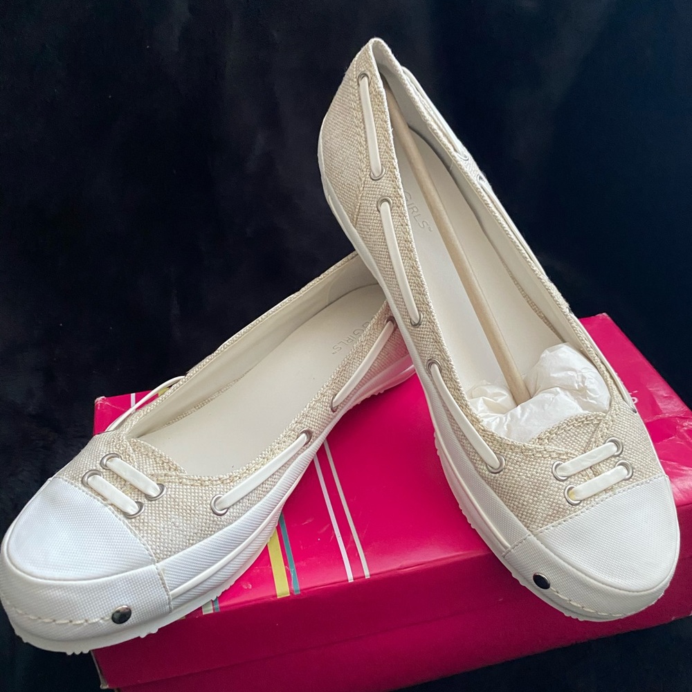 BCBG Casual shoe